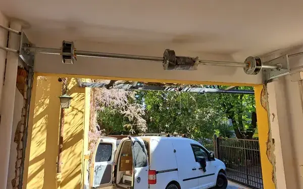 Molle di compensazione e supporti dell’albero di una serranda – Castenaso