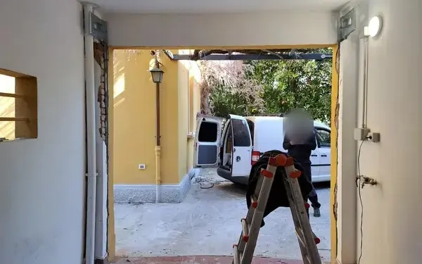 Furgone attrezzato durante la riparazione di una serranda
