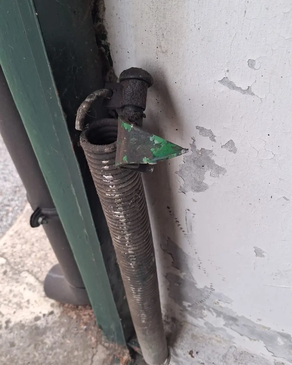 Guida laterale di una saracinesca controllata durante il sopralluogo – Budrio