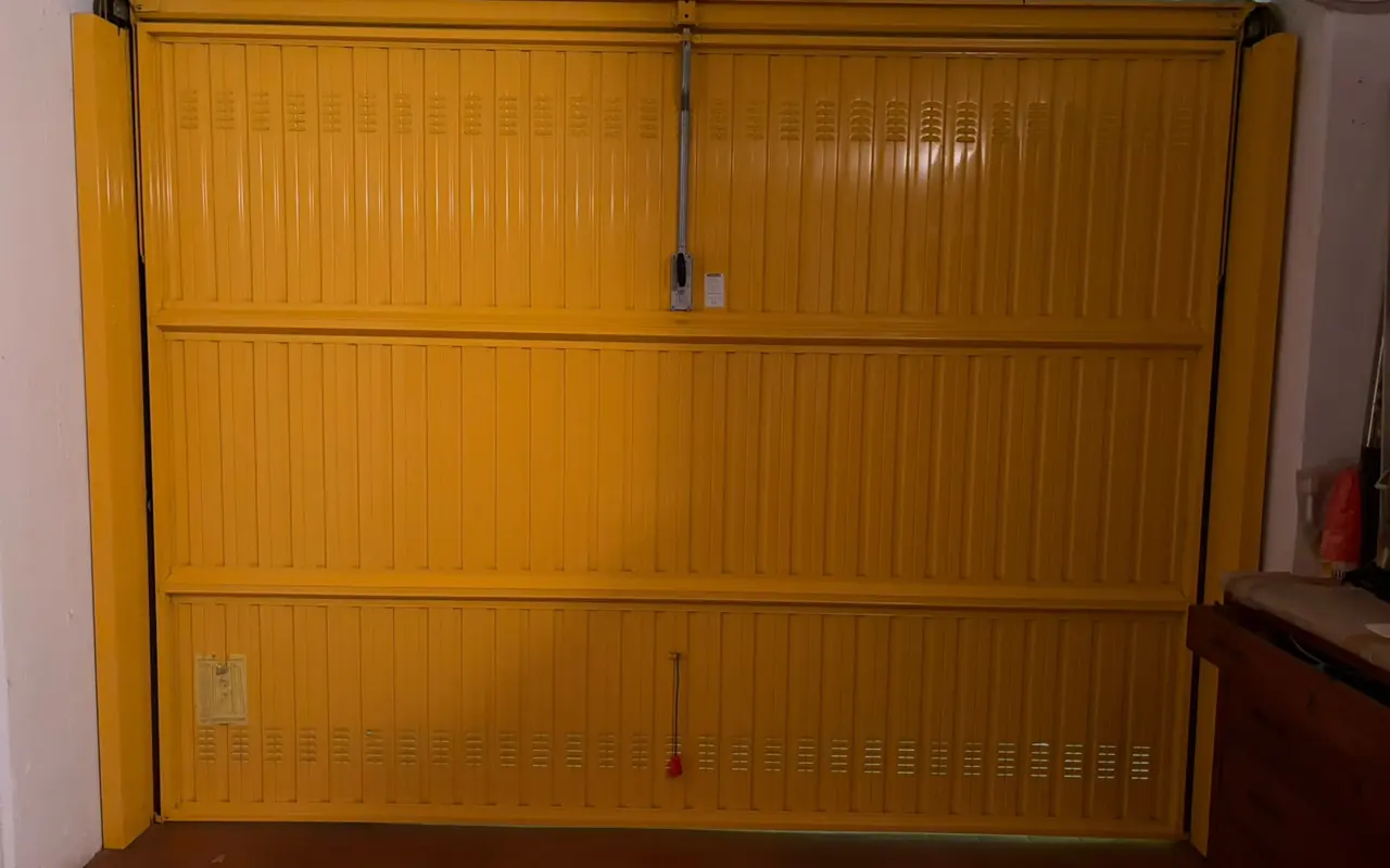 Porta basculante vista dall’interno del box