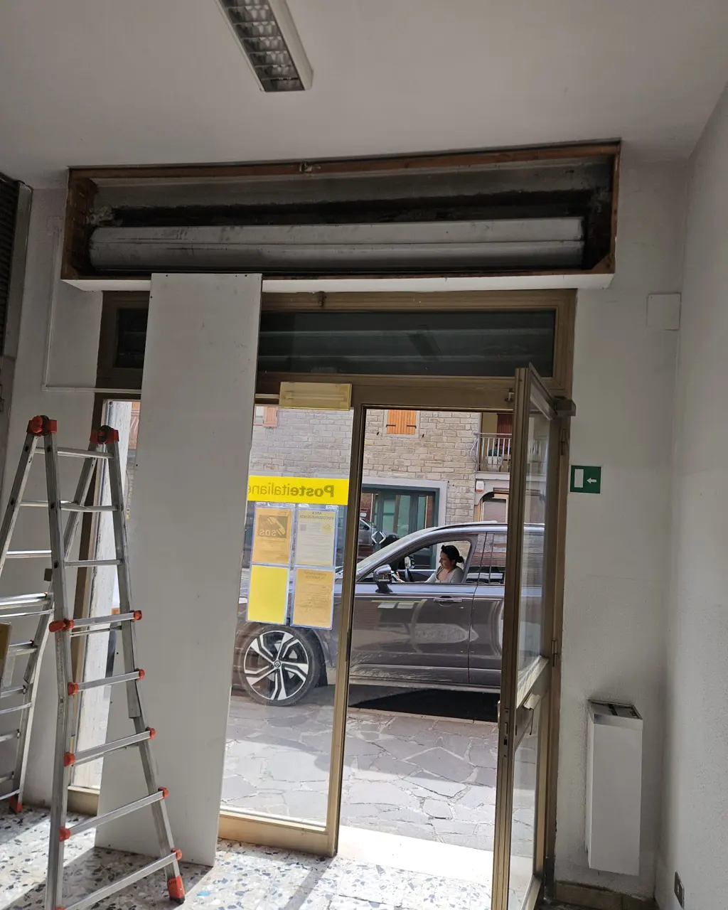 Saracinesca di un negozio con il cassonetto aperto durante la riparazione