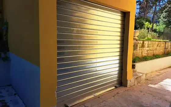 Serranda avvolgibile in acciaio zincato chiusa su un garage